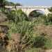 ...fin quando non arriviamo ai piedi del Ponte Antico.  Si tratta una struttura in pietra dorata che mette in collegamento i due costoni della lama: costruito nel 1882  anche chiamato il Ponte del Brigante